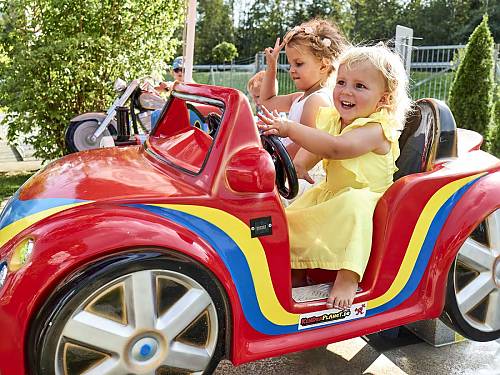 Kinder auf großer Fahrt im Käfer-Cabrio im JOSKA Kinderland