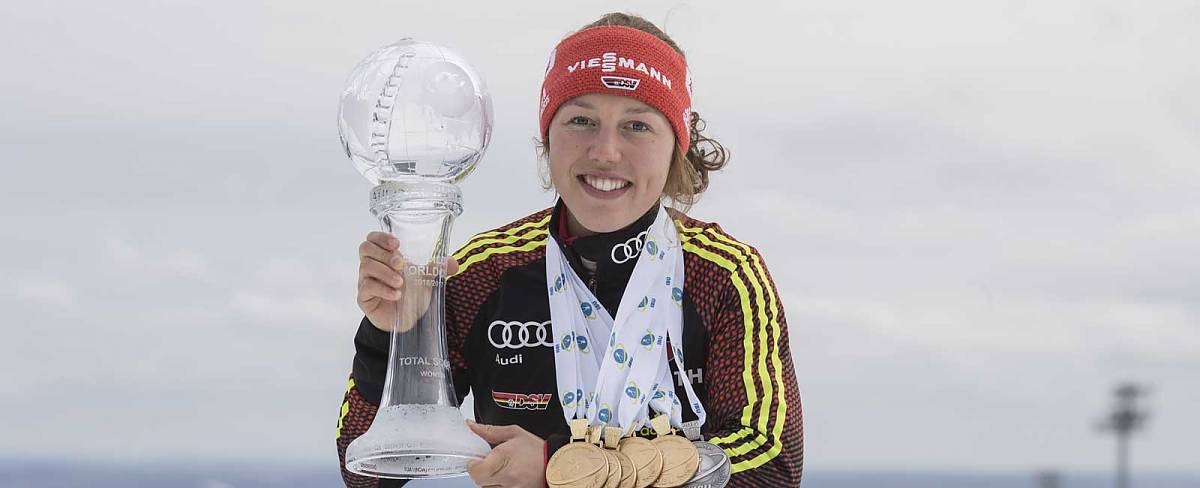 Laura Dahlmeier mit IBU Biathlon Weltcup 2017 - Pokal aus der JOSKA Glashütte