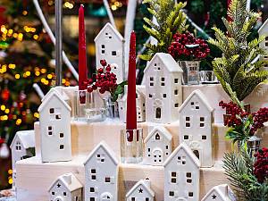 Kleine weiße, weihnachtliche Deko-Häuser