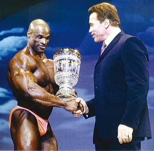 Sieger Arnold's Classic Ronnie Coleman erhält den Pokal von Arnold Schwarzenegger