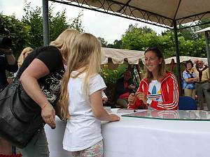 Franziska Preuss bei der Autogrammstunde im JOSKA Glasparadies in Bodenmais