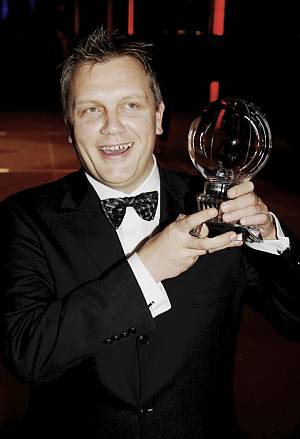 Hape Kerkeling mit dem Steiger Award aus der JOSKA Glashütte