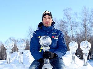 Martin Fourcade erhält auch 2017 den Gesamtweltcup im Biathlon. Seine Sammlung an JOSKA Pokalen wird immer größer.