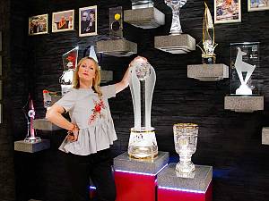 Monika Gruber in der JOSKA Pokal-Ausstellung 