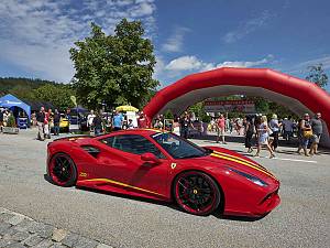 SuperCars wie Ferrari & Lamborghini zu Gast im JOSKA Glasparadies in Bodenmais