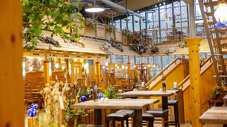 Blick in das rustikale Restaurant des JOSKA Glasparadieses mit gemütlicher Holzdeko und liebevollen Details.