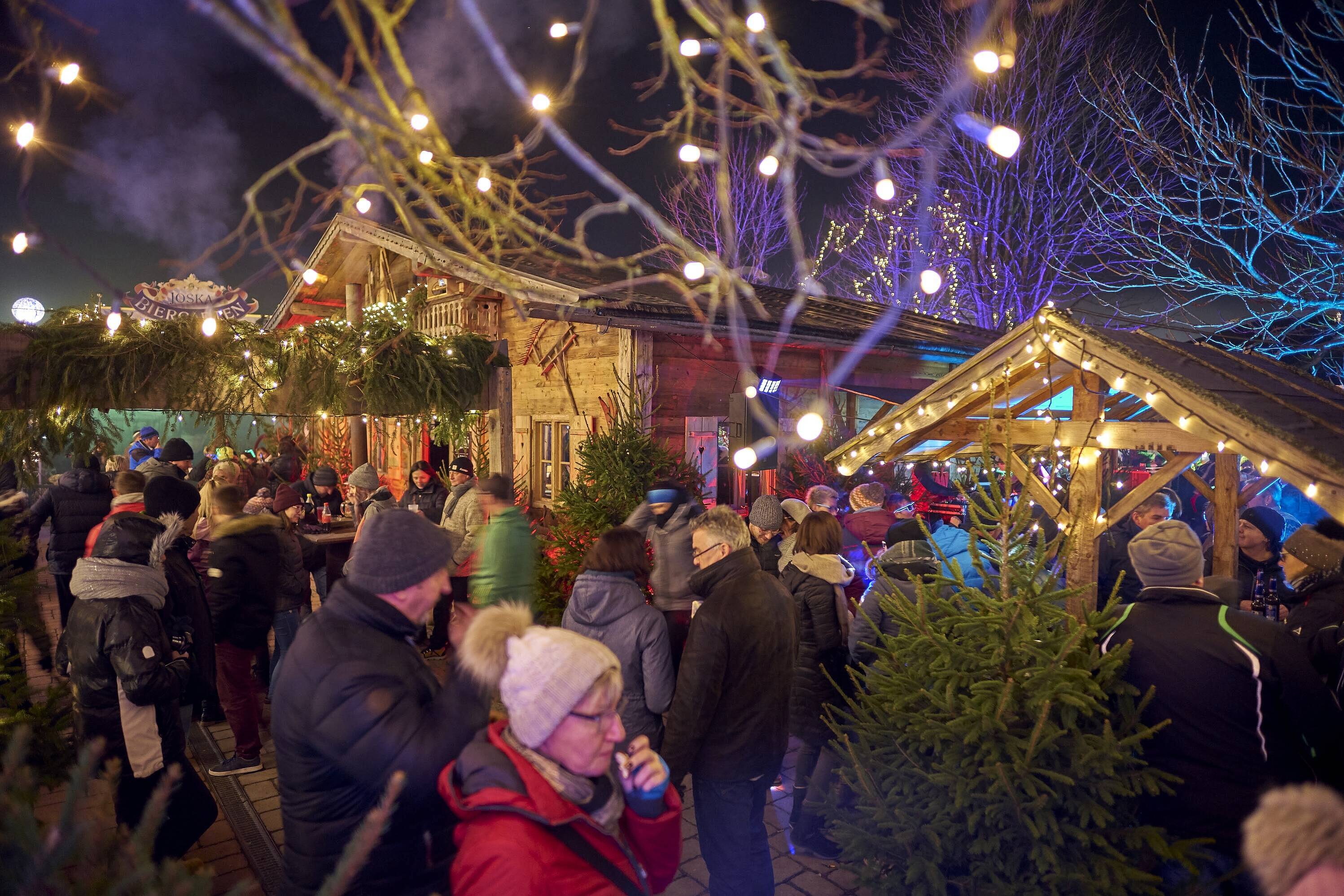 Stimmungsvolle Weihnachtsbeleuchtung und viele Besucher im JOSKA Biergarten