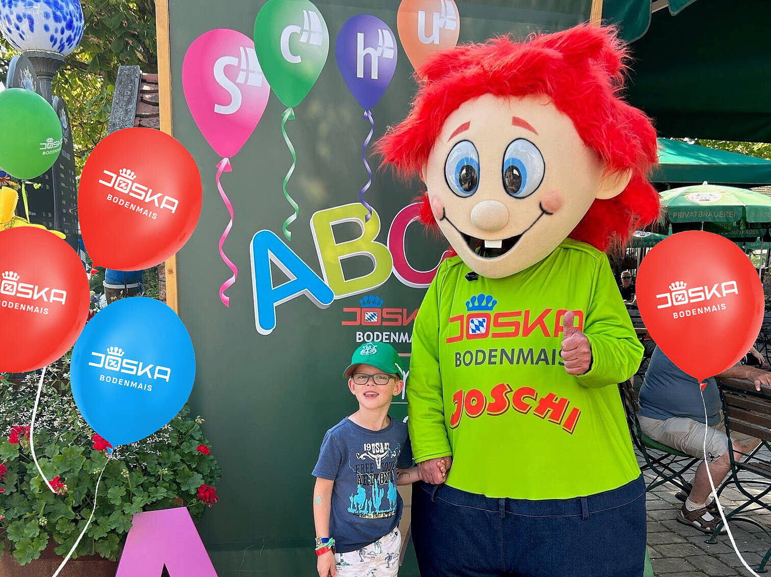 Junge mit Schultüte neben Maskottchen Joschi beim JOSKA Einschulungstag in Bodenmais