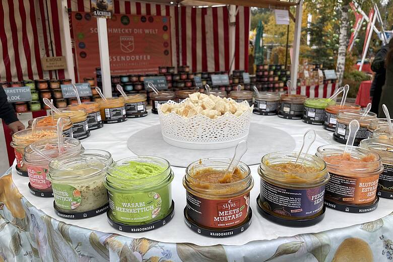 Verschiedene Feinkostsorten und Senfvariationen zur Verkostung beim Schmankerlmarkt im JOSKA Glasparadies in Bodenmais.