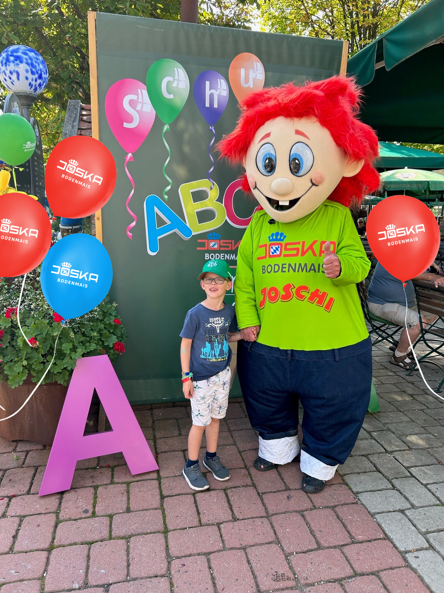 Junge mit Schultüte neben Maskottchen Joschi beim JOSKA Einschulungstag in Bodenmais